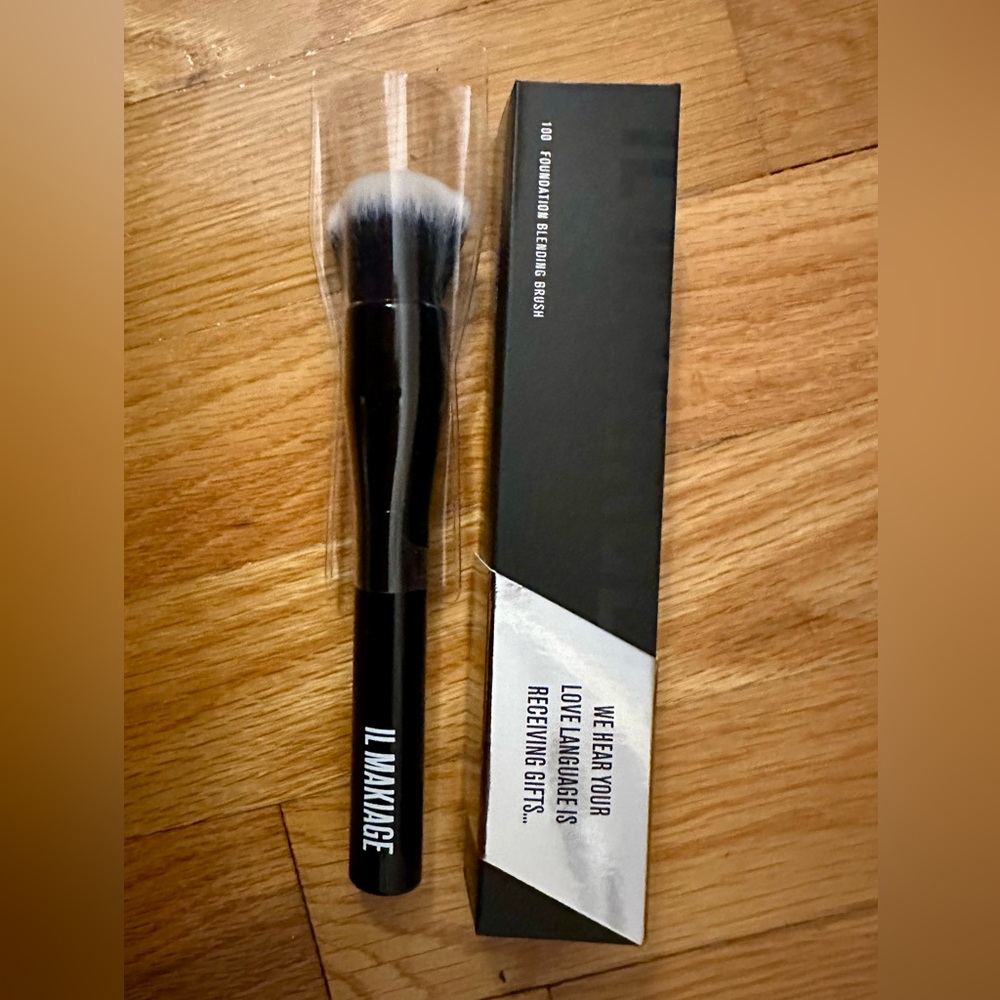 New IL MAKIAGE Black Foundation Blending Brush - Picture 5 of 5